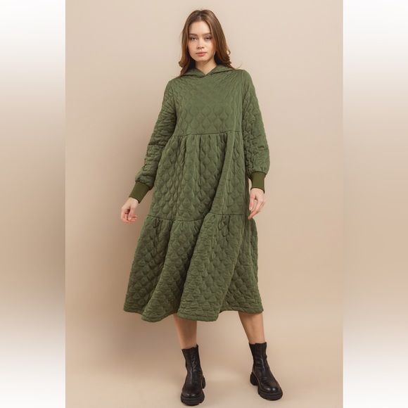 05 Quilted Maxi Dress with Hoodie - Picture 3 of 5